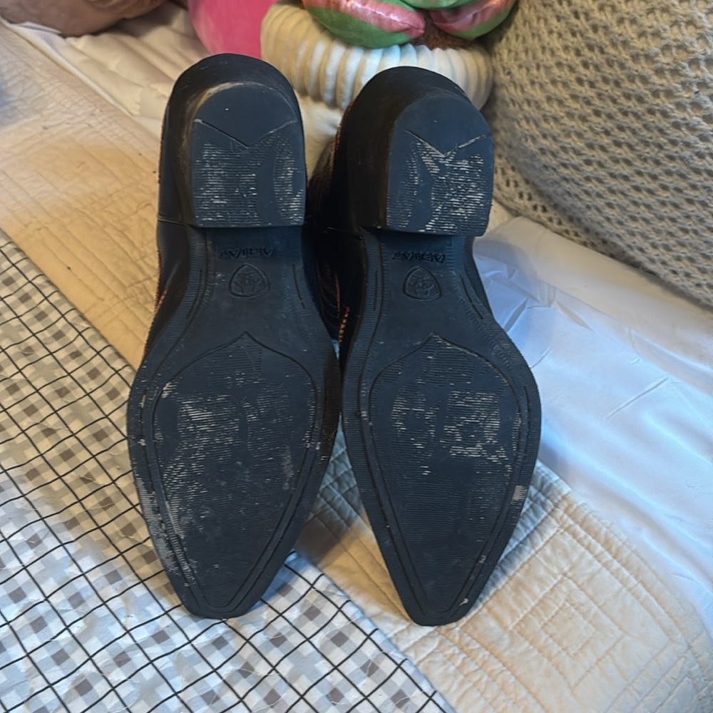 Ariat half boot. Like new. Size 6.5 - Picture 4 of 5
